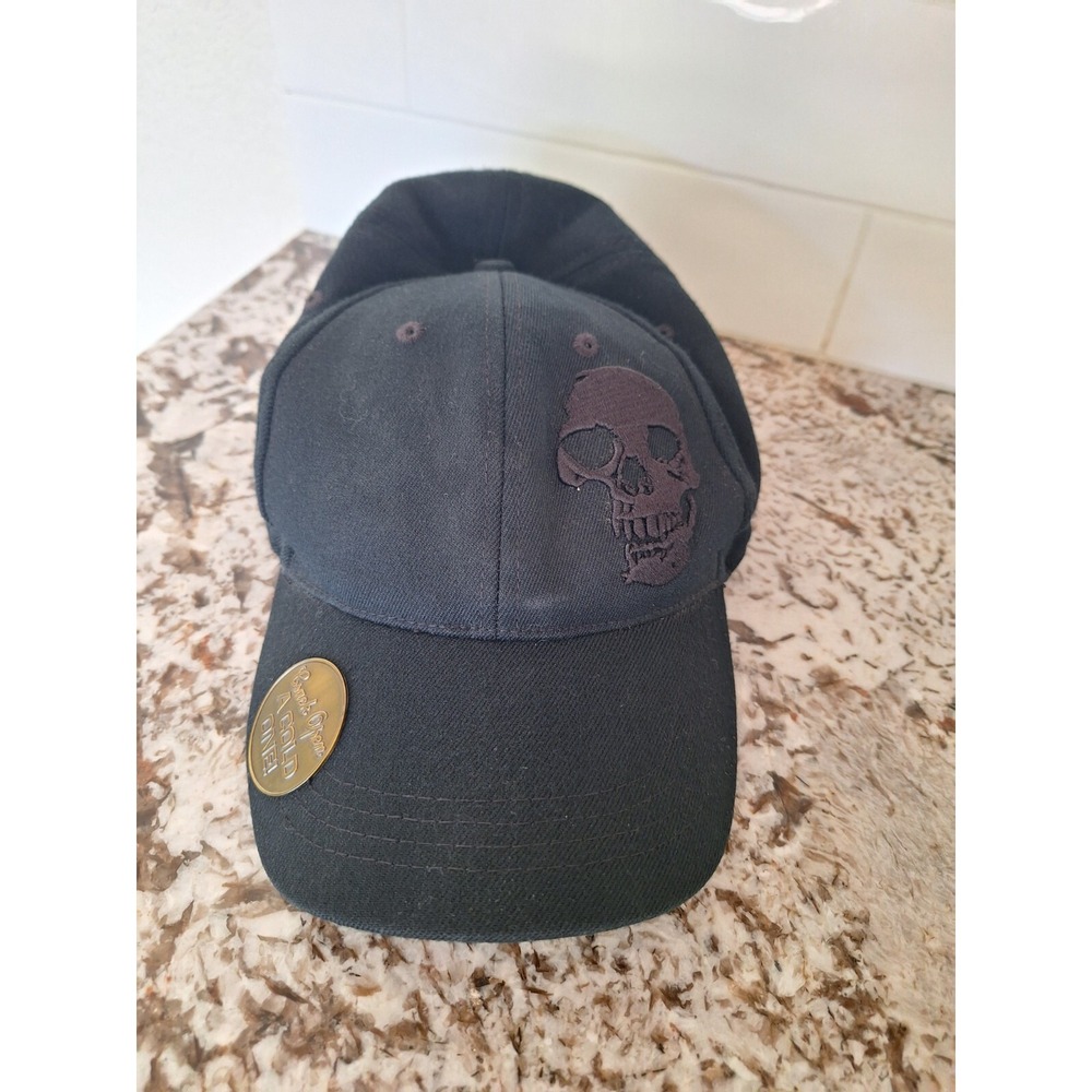 Black cap‎ with bottle opener